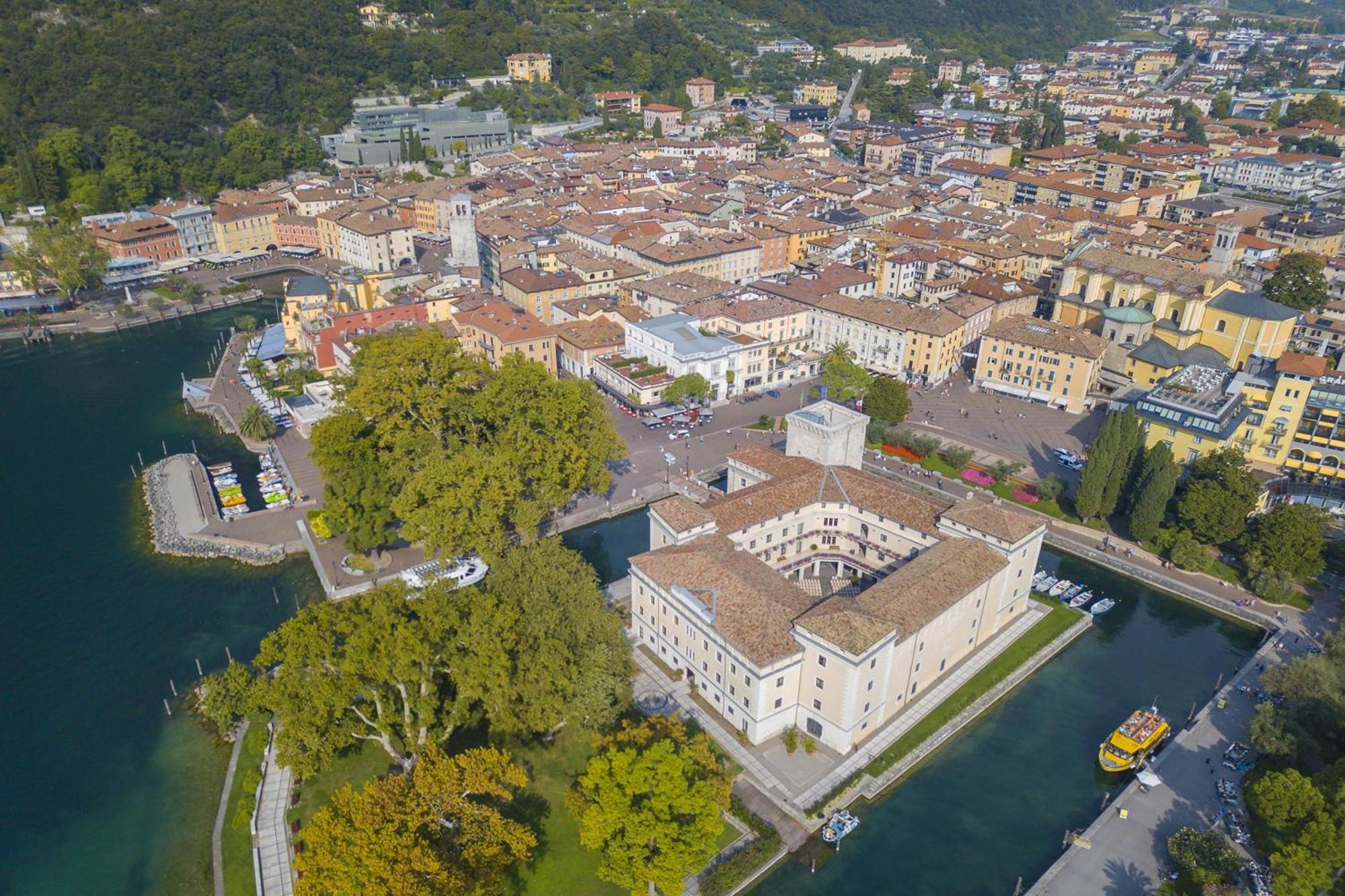 Antares150M From The Lake - Happy Rentals Riva del Garda Bagian luar foto